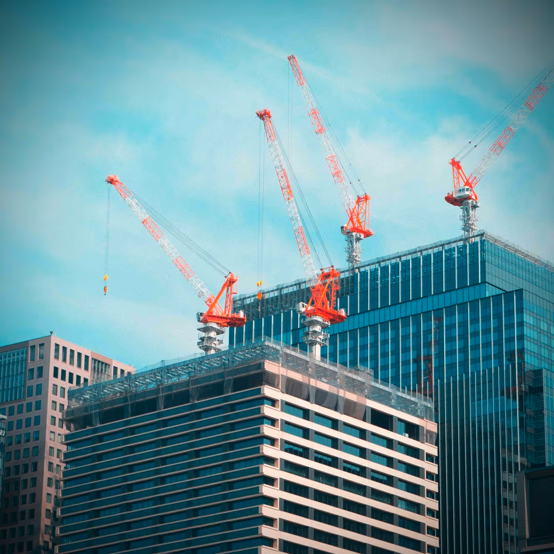 Edificio en construcción con grúas torre